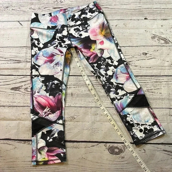 Apana Floral Capri Leggings - Picture 8 of 9